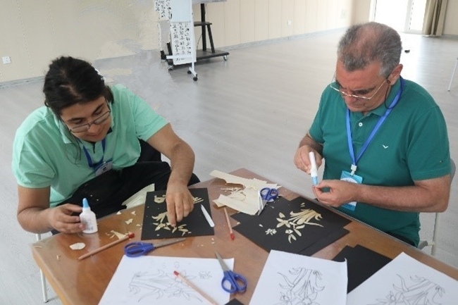 葡萄牙魯班工坊師生制作麥秸畫。