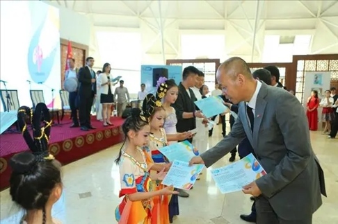 △當(dāng)?shù)貢r(shí)間6月27日，2024“未來世界”國際青少年藝術(shù)展演在塔吉克斯坦國家博物館開幕。