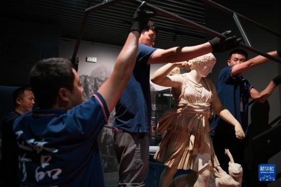 7月2日，工作人員將開箱后的古希臘文物放置在展臺上。新華社記者 張端 攝