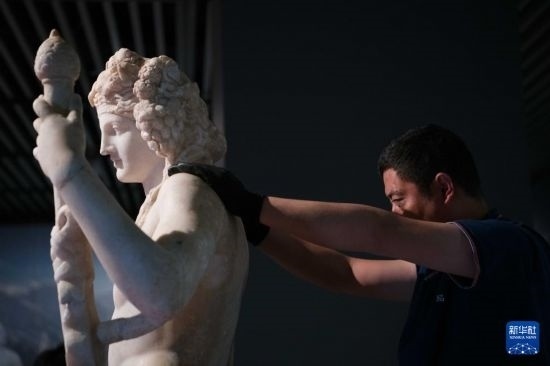 7月2日，工作人員將開箱后的古希臘文物放置在展臺上。新華社記者 張端 攝