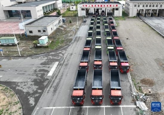 7月2日，車輛在巴克圖口岸辦理通關(guān)手續(xù)（無人機照片）。新華社發(fā)（馬丁 攝）