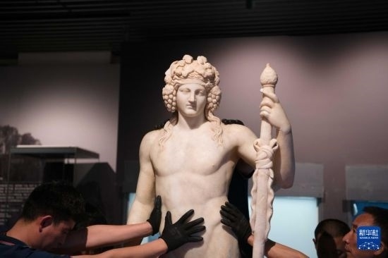 7月2日，工作人員將開箱后的古希臘文物放置在展臺上。新華社記者 張端 攝