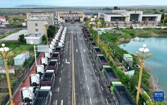 7月2日，車輛在巴克圖口岸有序出境（無人機照片）。新華社發(fā)（馬丁 攝）