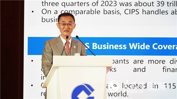 跨境銀行間支付清算有限責(zé)任公司總裁許再越發(fā)言。 人民網(wǎng) 張茜 攝