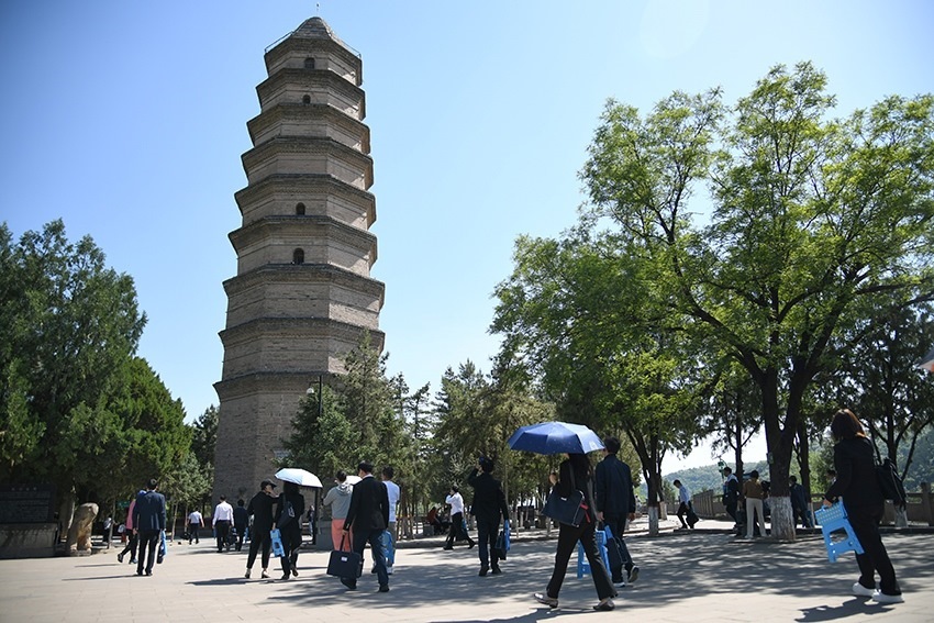 圖為2024年5月7日，游客在延安寶塔山參觀(guān)。 新華社記者 張博文 攝