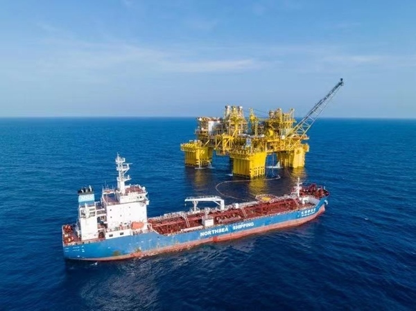 “深海一號(hào)”正在開展凝析油外輸作業(yè)。徐海舟攝