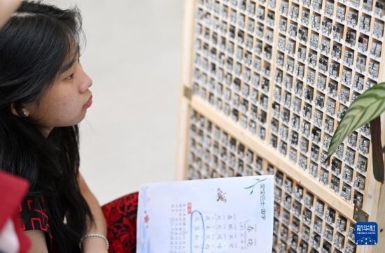 7月3日，外國(guó)學(xué)生在了解中國(guó)的活字印刷。新華社記者 李然 攝