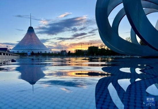 這是7月1日在哈薩克斯坦首都阿斯塔納拍攝的“可汗之帳”購(gòu)物中心。新華社記者 岳月偉 攝