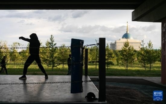 7月2日，在哈薩克斯坦首都阿斯塔納，一名男子在橋下運(yùn)動(dòng)場(chǎng)練習(xí)拳擊。新華社記者 白雪騏 攝