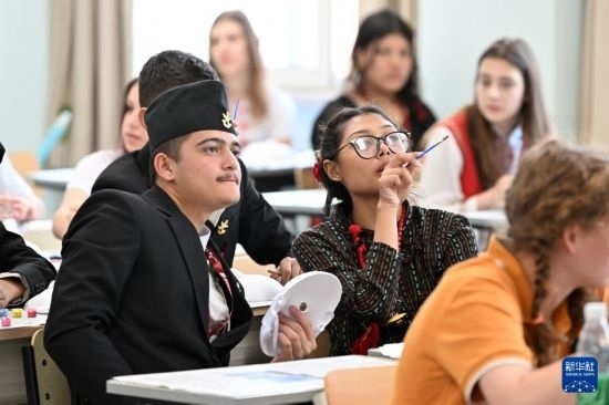 7月3日，外國(guó)學(xué)生在學(xué)習(xí)中國(guó)文化。新華社記者 李然 攝