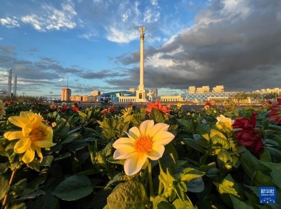 這是7月2日拍攝的哈薩克斯坦首都阿斯塔納獨(dú)立廣場(chǎng)。新華社記者 岳月偉 攝