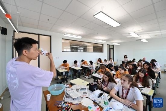 7月3日，外國(guó)學(xué)生在學(xué)習(xí)繪制京劇臉譜。新華社記者 李然 攝