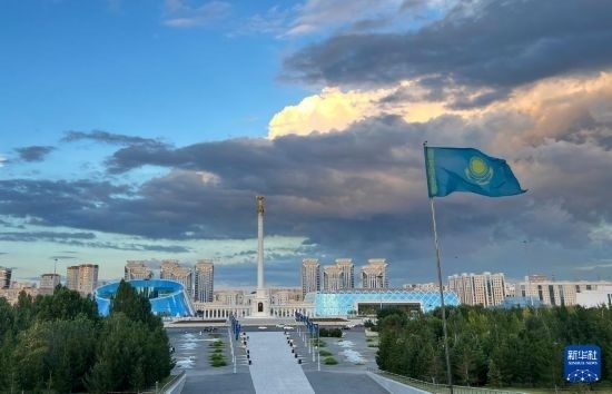 這是7月2日拍攝的哈薩克斯坦首都阿斯塔納獨(dú)立廣場(chǎng)。新華社記者 岳月偉 攝