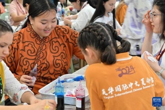 7月3日，外國(guó)學(xué)生在了解中國(guó)的染布技術(shù)。新華社記者 李然 攝