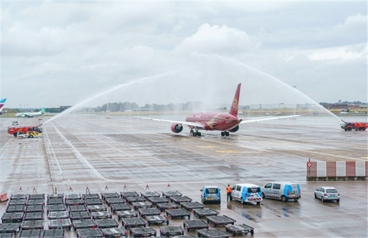 圖為布魯塞爾-上海返程航班出發(fā)前，布魯塞爾機(jī)場(chǎng)方面為返程航班舉行水門儀式。吉祥航空供圖