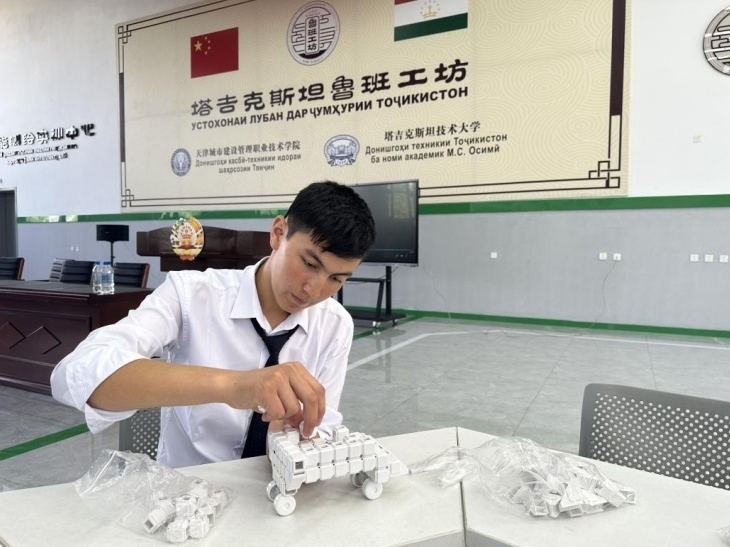 在塔吉克斯坦魯班工坊內(nèi)，學(xué)員正在操作能力源創(chuàng)新套件。本報記者 屈佩 攝