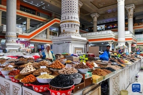 這是6月27日在塔吉克斯坦首都杜尚別拍攝的大巴扎內景。新華社記者 曹陽 攝