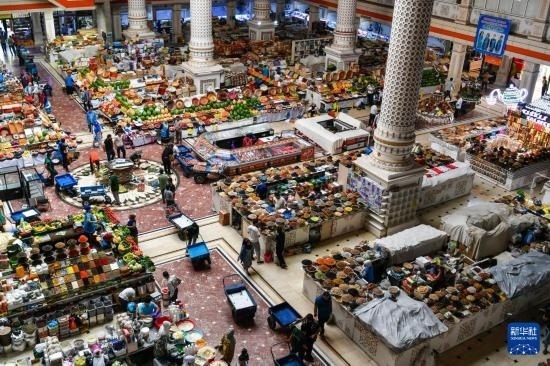 這是6月27日在塔吉克斯坦首都杜尚別拍攝的大巴扎內景。新華社記者 曹陽 攝