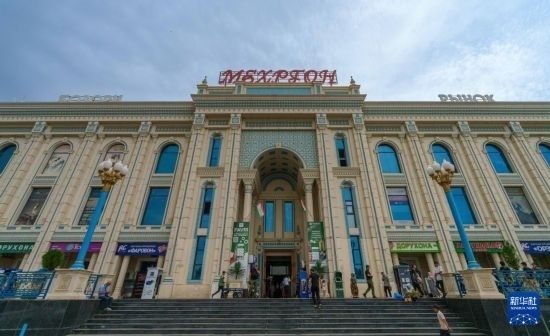 這是7月1日在塔吉克斯坦首都杜尚別拍攝的大巴扎外景。新華社記者 周荻瀟 攝