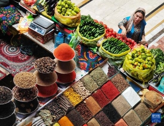 這是7月3日在塔吉克斯坦首都杜尚別拍攝的大巴扎內景。新華社記者 燕雁 攝