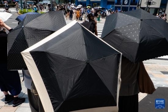 7月4日，人們在日本東京原宿的街道上等待紅綠燈。新華社記者 張笑宇 攝