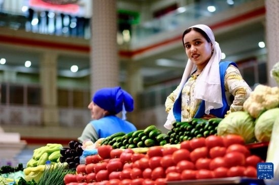 這是6月13日在塔吉克斯坦首都杜尚別大巴扎內拍攝的營業(yè)者。新華社記者 鄭開君 攝