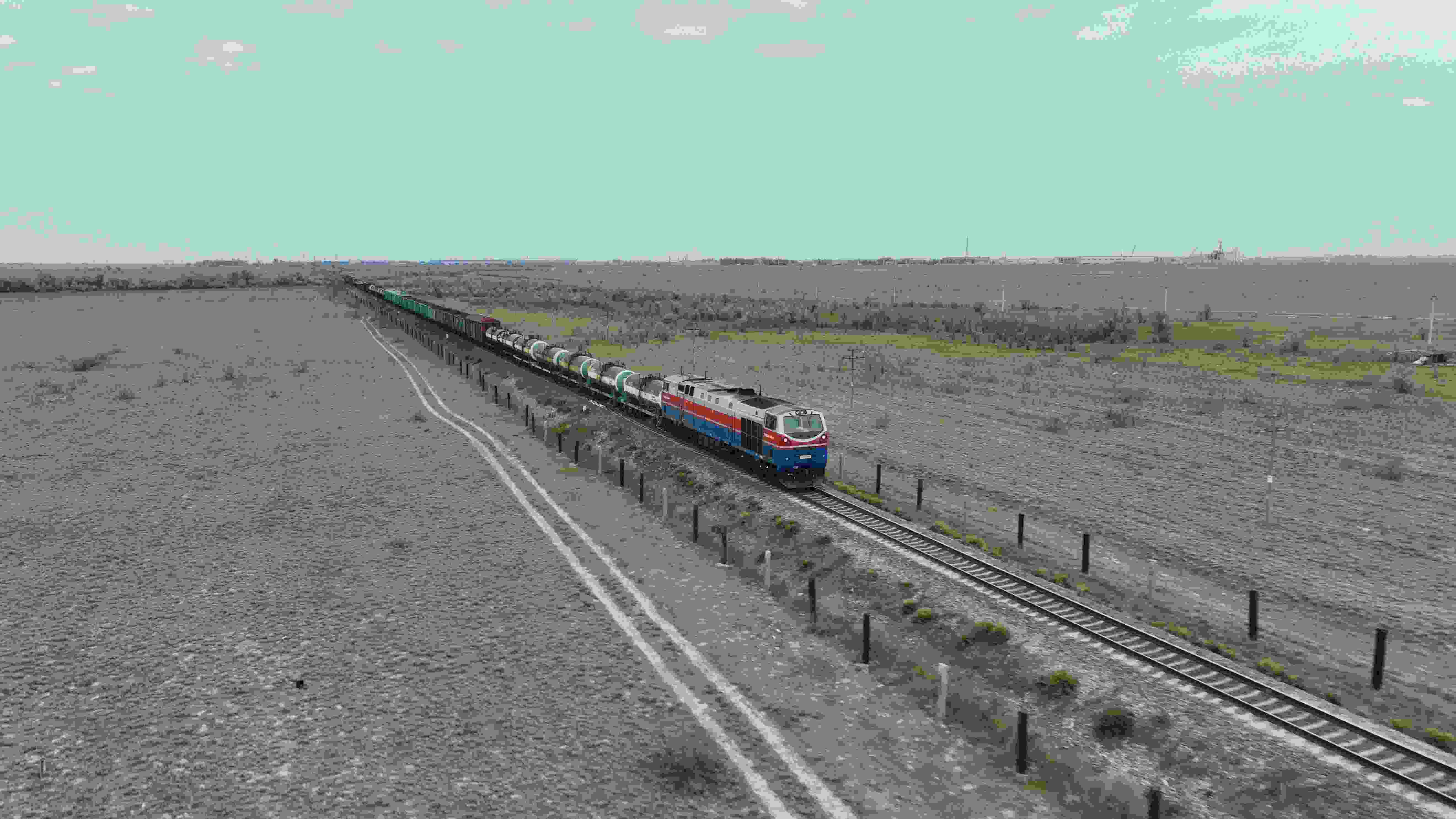 △ 2023年5月12日，在哈薩克斯坦阿拉木圖附近，貨運(yùn)列車(chē)馳騁于阿拉木圖與中國(guó)霍爾果斯間（無(wú)人機(jī)照片）。