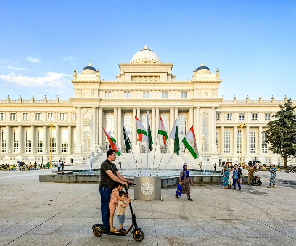 2024年7月1日，人們?cè)谒怂固棺h會(huì)大樓前的廣場(chǎng)上休閑。