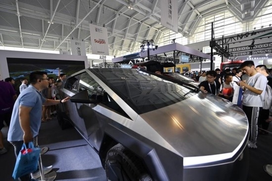 在天津舉行的2024世界智能產(chǎn)業(yè)博覽會(huì)上，觀眾在特斯拉展臺(tái)參觀（6月22日攝）。新華社記者 李然 攝