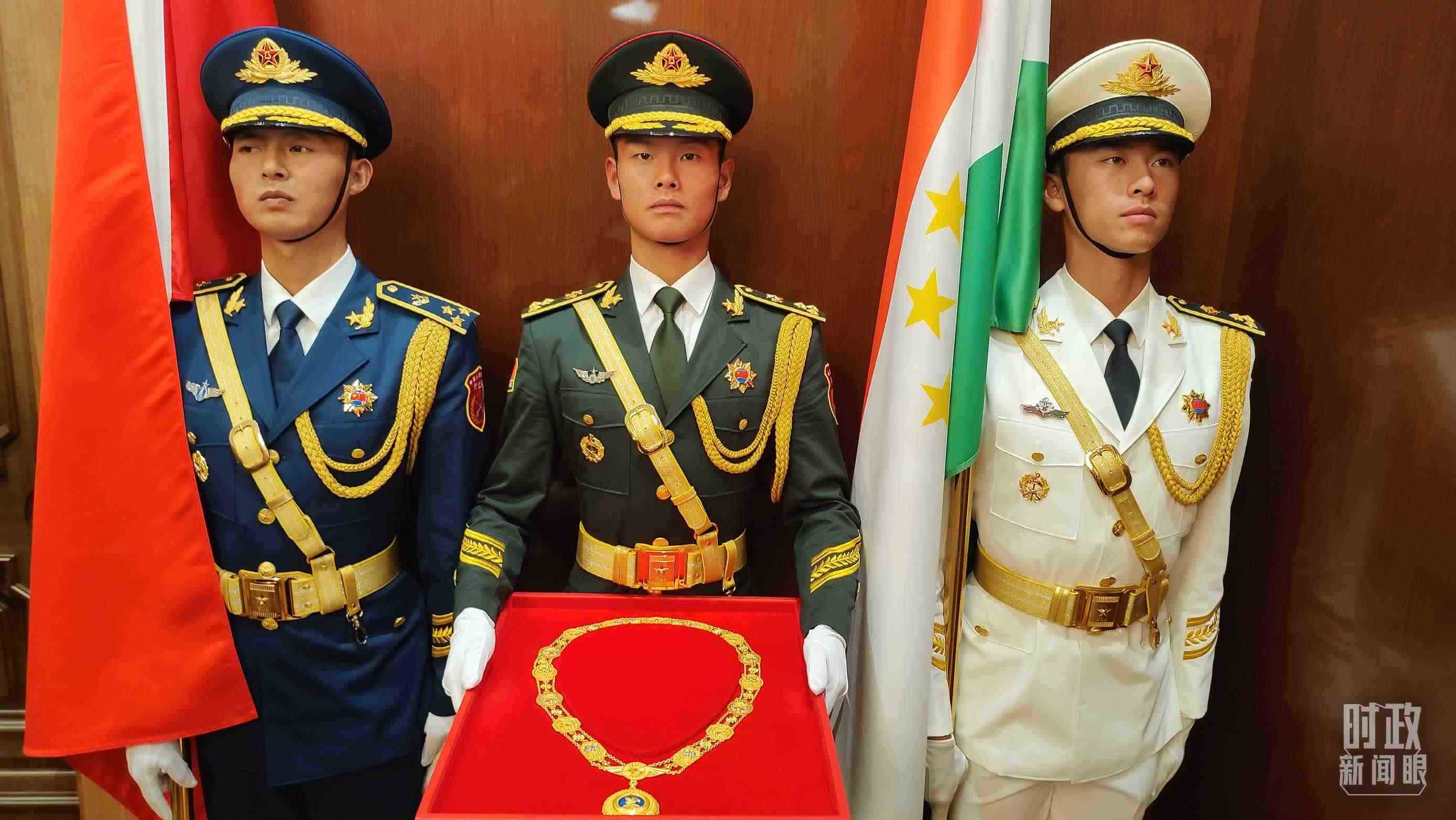 △中方儀仗兵護(hù)送“友誼勛章”入場。（總臺央視記者薛冠南拍攝）