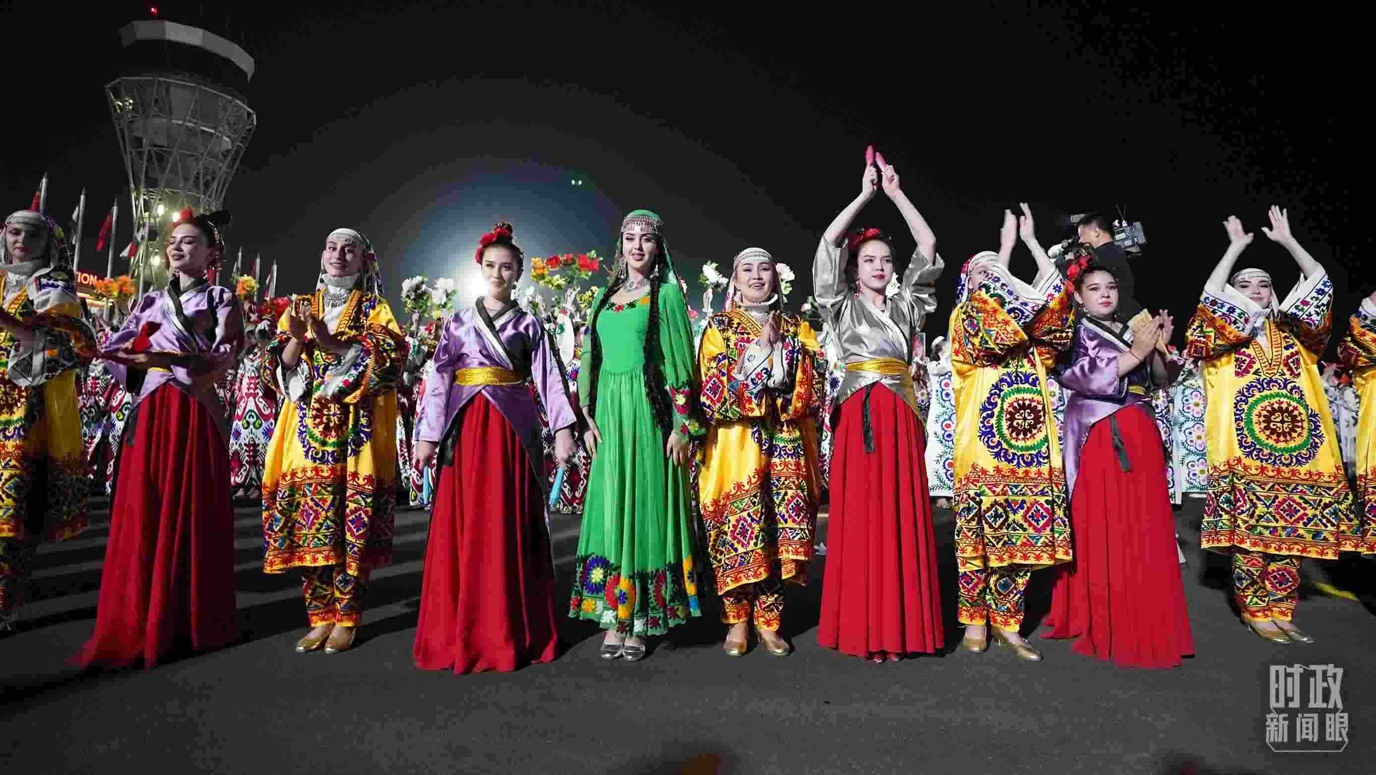 △迎賓儀式上身著民族盛裝的塔吉克斯坦青年。（總臺記者李晉拍攝）