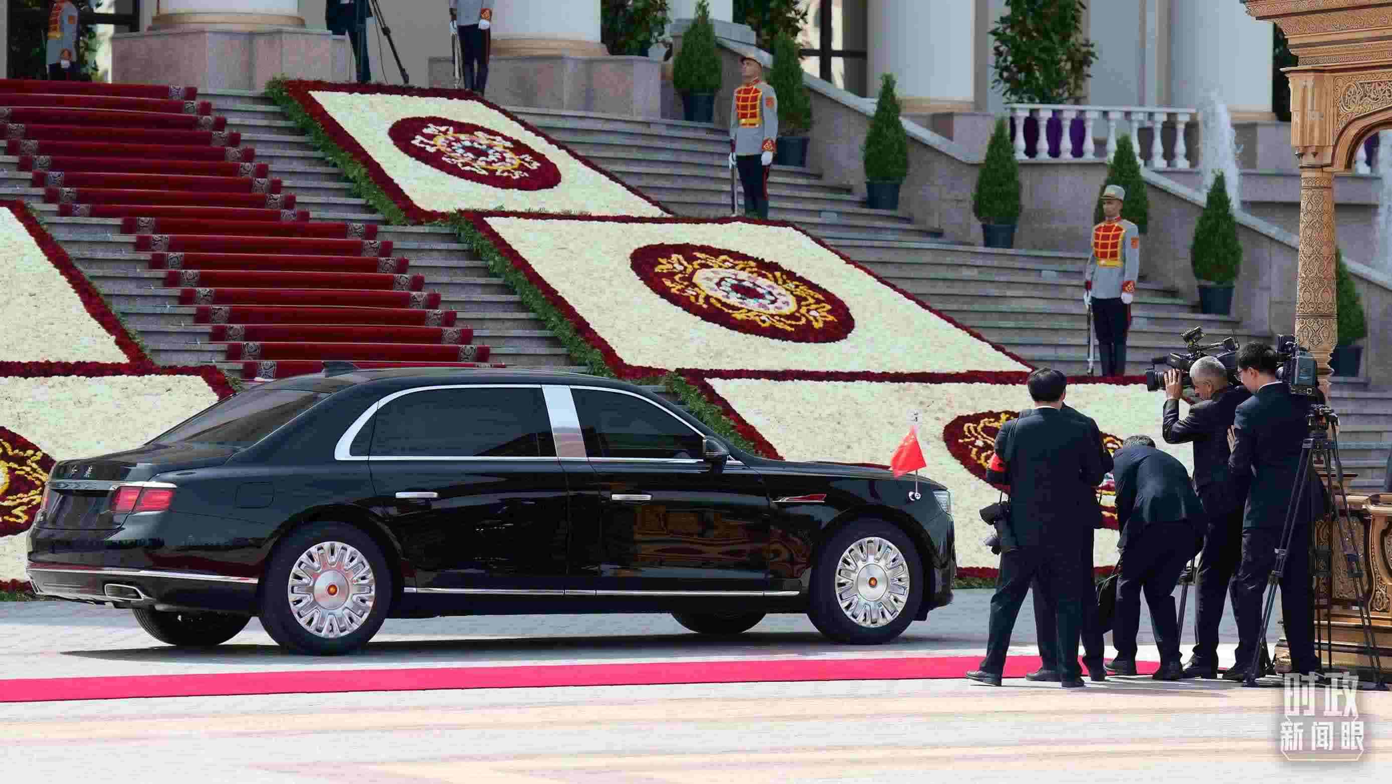 △習(xí)主席乘坐的紅旗車抵達(dá)塔總統(tǒng)府。（總臺記者李晉拍攝）