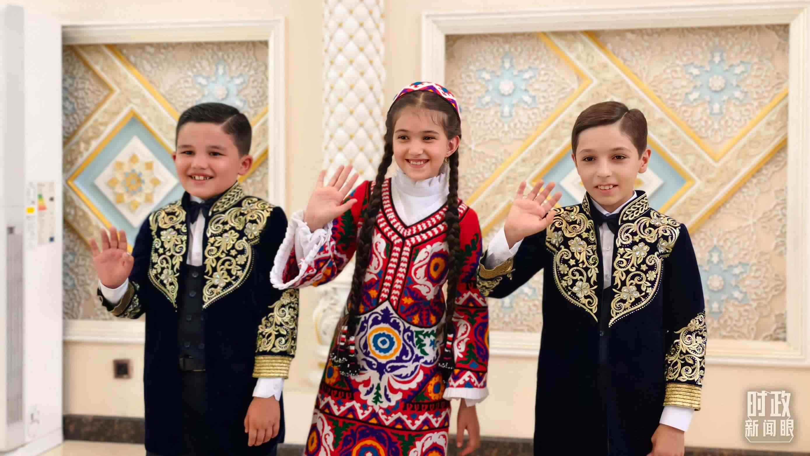 △在機(jī)場迎接習(xí)主席的塔吉克斯坦少年。（總臺央視記者韓銳拍攝）