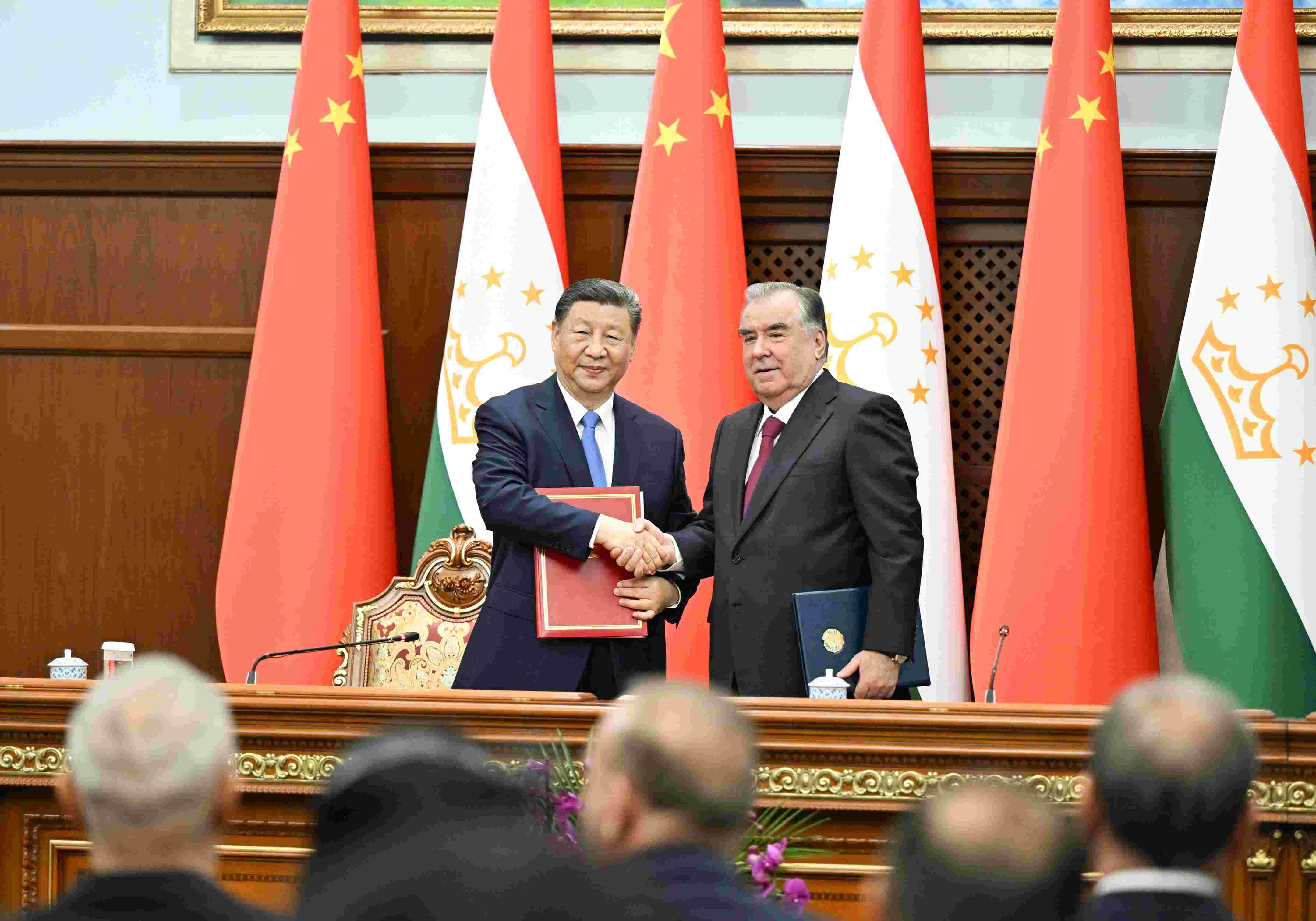 當(dāng)?shù)貢r(shí)間2024年7月5日下午，習(xí)近平主席同塔吉克斯坦總統(tǒng)拉赫蒙在杜尚別總統(tǒng)府舉行會(huì)談。會(huì)談后，兩國(guó)元首共同簽署《中華人民共和國(guó)和塔吉克斯坦共和國(guó)關(guān)于發(fā)展新時(shí)代全面戰(zhàn)略合作伙伴關(guān)系的聯(lián)合聲明》。