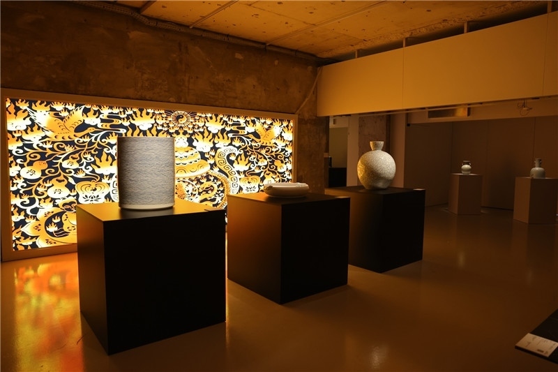 《新生萬物-中國非遺與當(dāng)代設(shè)計展》展廳。陽光媒體集團供圖