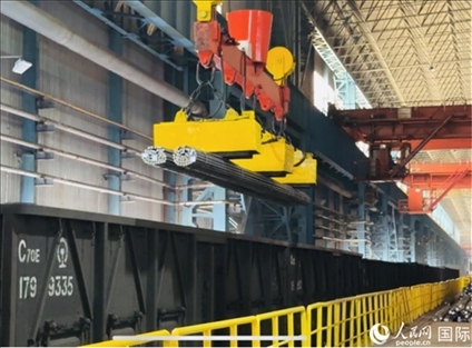 通鋼產(chǎn)品正在裝車。人民網(wǎng) 謝瑩攝