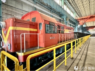 運輸通鋼產(chǎn)品的火車。人民網(wǎng) 謝瑩攝