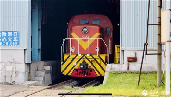 通鋼產(chǎn)品通過鐵路運輸出場。人民網(wǎng) 謝瑩攝