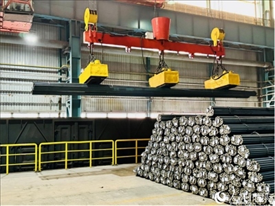 通鋼產(chǎn)品正在裝車。人民網(wǎng) 謝瑩攝
