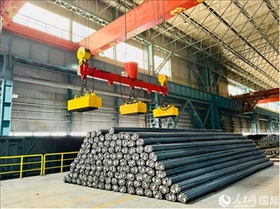 通鋼產(chǎn)品正在裝車。人民網(wǎng) 謝瑩攝