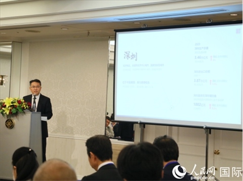 深圳市人民政府國有資產(chǎn)監(jiān)督管理委員會(huì)黨委副書記、副主任徐國東進(jìn)行深圳市推介。人民網(wǎng) 許可攝