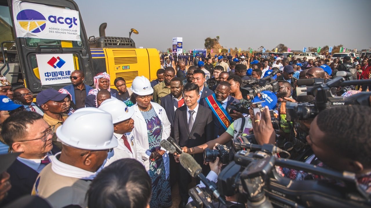 剛果（金）當?shù)孛襟w采訪出席開工儀式的有關負責人。中鐵資源集團供圖