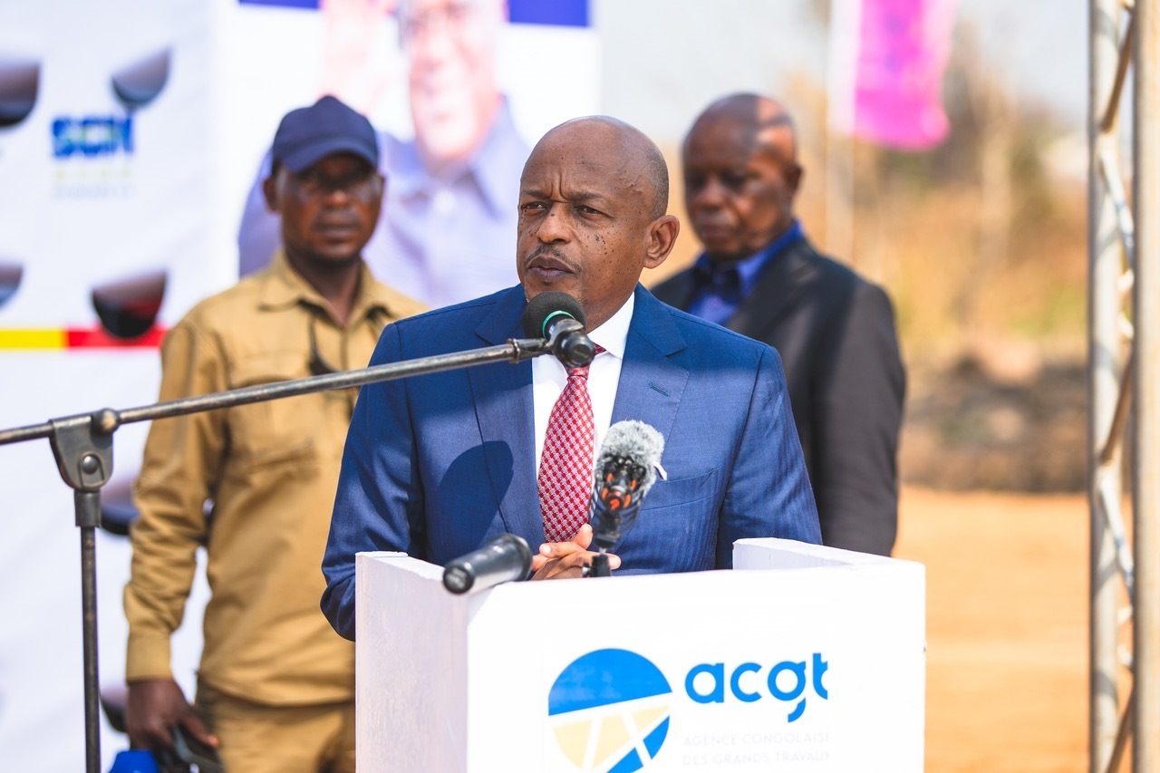 剛果（金）國務部長兼基礎設施和公共工程部長穆武尼在開工儀式上致辭。中鐵資源集團供圖