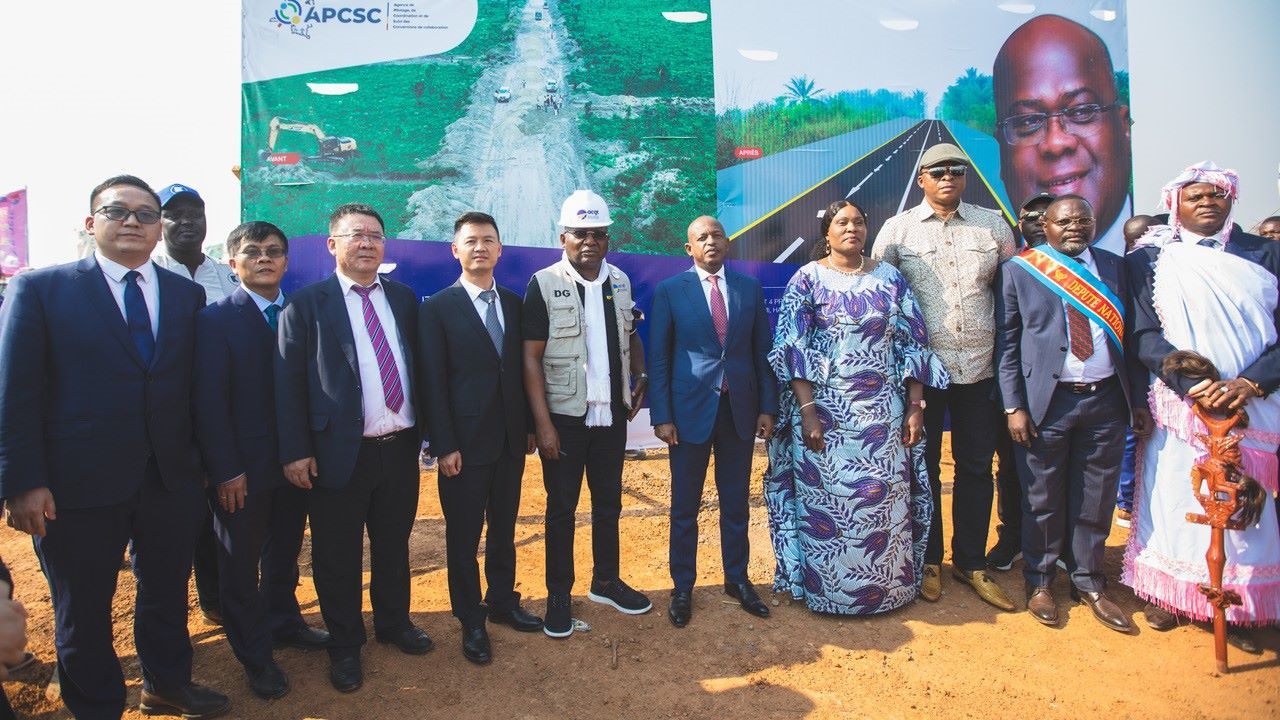 剛果（金）政府代表與中方企業(yè)代表出席開工儀式。中鐵資源集團供圖