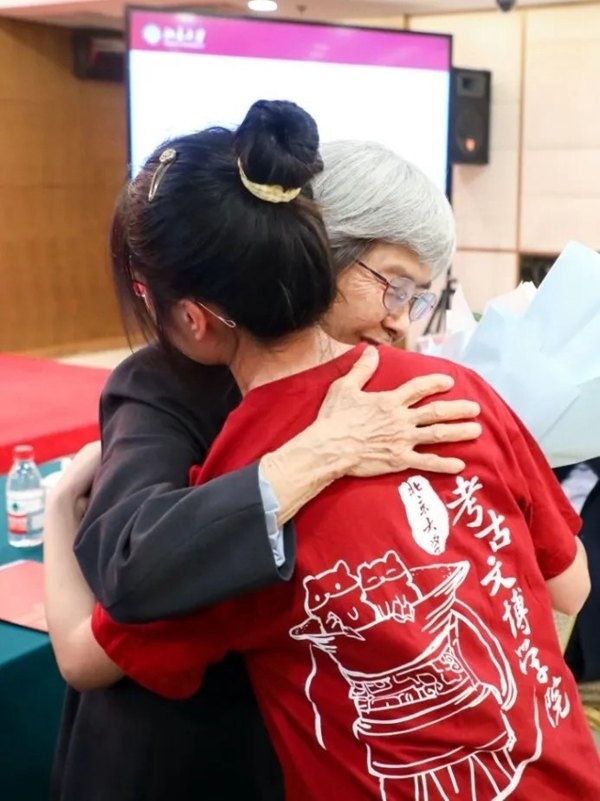 2023年，在校友向母校捐贈儀式上，鐘芳蓉與樊錦詩擁抱。校方供圖