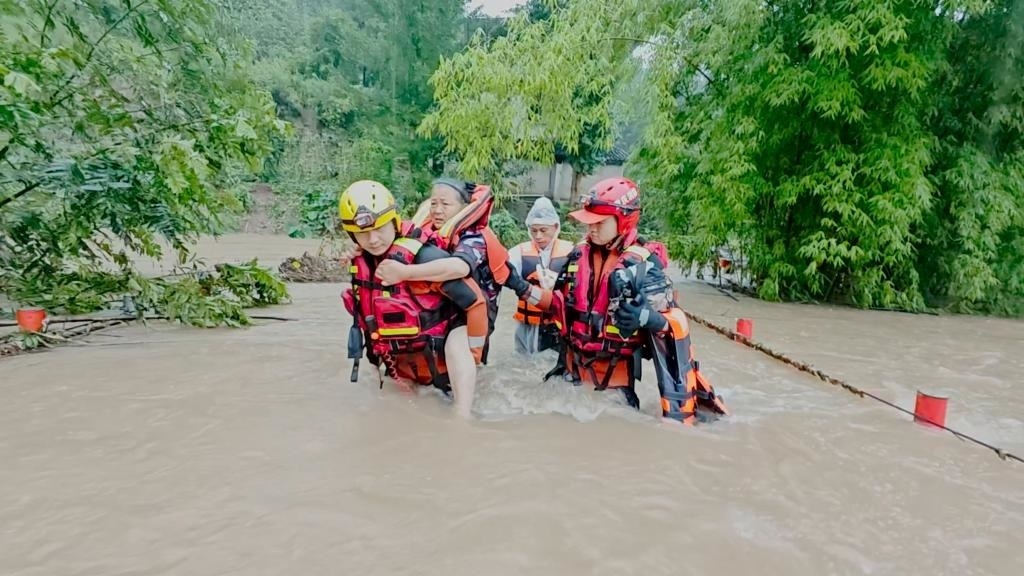 在忠縣，救援人員正在轉(zhuǎn)移受災(zāi)群眾。新華社發(fā)
