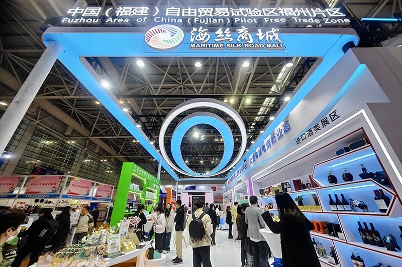 2024年3月18日，第四屆中國跨境電商交易會在福建福州開幕。展會聚焦“鏈接跨境全流域 共建電商新生態(tài)”，集聚全國80余個外貿(mào)產(chǎn)業(yè)帶的上千家供應(yīng)鏈企業(yè)。