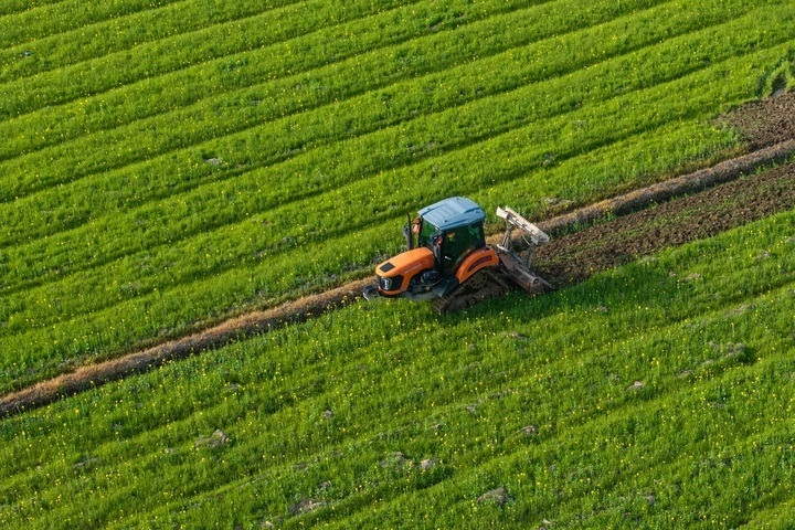 2024年3月19日，在湖南省常德市鼎城區(qū)謝家鋪鎮(zhèn)港中坪村，村民駕駛農機翻耕田地（無人機照片）。新華社記者 陳思汗 攝
