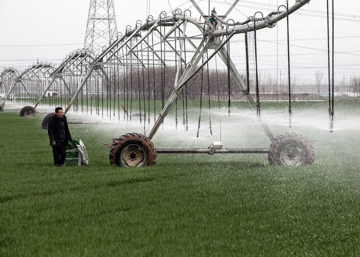 2024年3月18日，在河南省焦作市博愛縣孝敬鎮(zhèn)東原莊村瑞輝家庭農場，村民使用全自動指針式噴灌機進行澆灌作業(yè)。新華社發(fā)（程全攝）