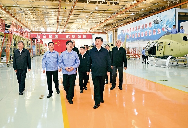 2023年10月10日至13日，中共中央總書記、國家主席、中央軍委主席習近平在江西考察。這是11日上午，習近平在景德鎮(zhèn)市昌河飛機工業(yè)（集團）有限公司考察。 新華社記者 燕雁/攝